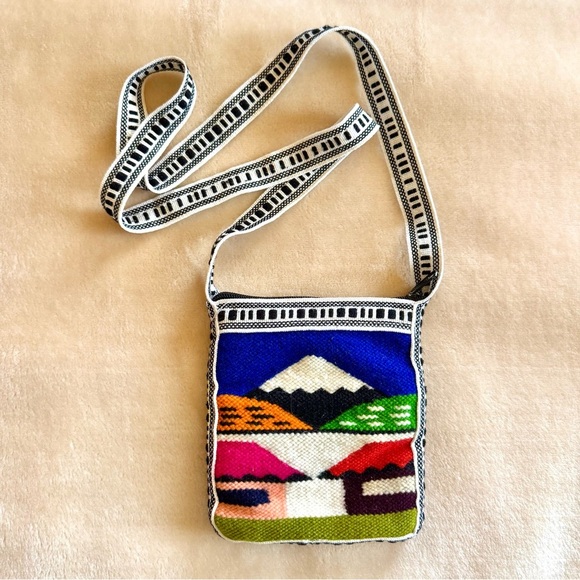 Hand-Knit Equador Crossbody Bag - Picture 1 of 3